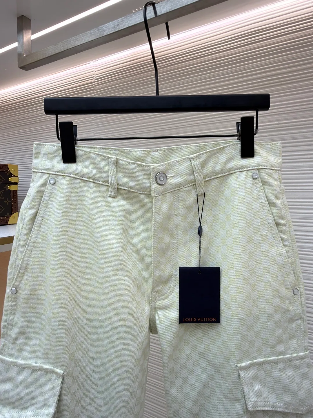 LOUIS VUITTON gradient jacquard denim overalls ●Authentic product: purchased and developed by 16900 ●Item number: 1680989-B85 ●Fabric: denim fabric ●Technology: jacquard texture ●Version: fitted version ●Size: 28-30-32-34-36 ●Weight: about 760 grams ●Description: The whole body is decorated with Der jacquard texture showing an elegant gradient, the chest is decorated with button flap pockets, and pearlescent metal denim buttons